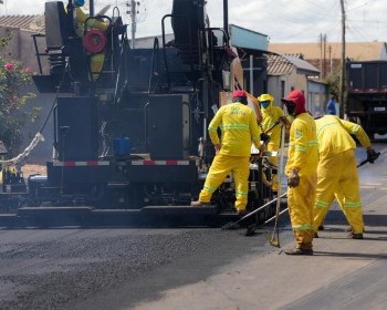 Governador vistoria obras de conservação asfáltica nos municípios do Entorno