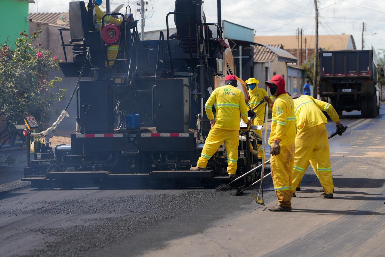 Governador vistoria obras de conservação asfáltica nos municípios do Entorno
